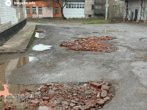 В Перми внедряют «инновации»: в Крохалёвке начали укладывать кирпичи прямо в лужи