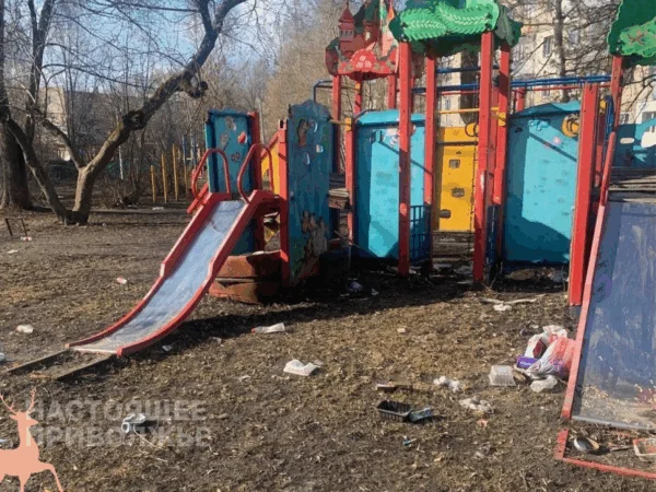 В&nbsp;Пензе детская площадка утонула в&nbsp;мусоре