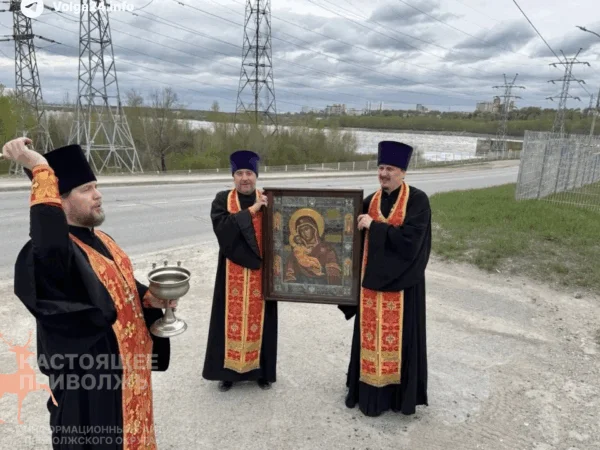 Пермь «защитили» от&nbsp;беспилотников крестным ходом на&nbsp;машинах